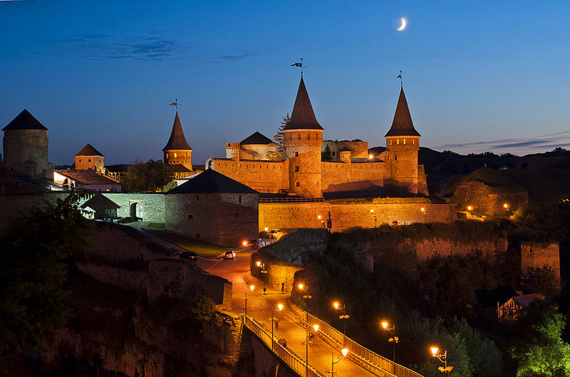 800px-Старый_замок_в_г._Каменец-Подольский_Old_Castle_in_Kamyanets-Podilsky